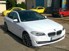 BMW 520D fóliázás: fényes fehér autó fóliázás, üveghatású tető autó fóliázás 1