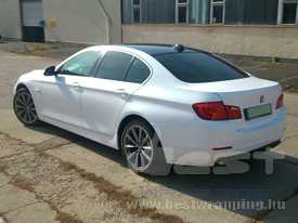 BMW 520D fóliázás: fényes fehér autó fóliázás, üveghatású tető autó fóliázás 9