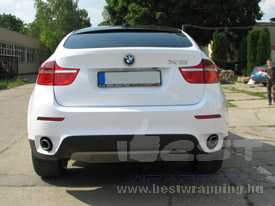 BMW X6 autófóliázás: fényes fehér autó fóliázás, üveghatású tető autó fóliázás 8