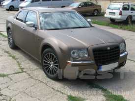 Chrysler 300 C autófóliázás: Avery Supreme fagyos barna autó fóliával 01