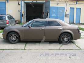 Chrysler 300 C autófóliázás: Avery Supreme fagyos barna autó fóliával 06