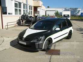 Peugeot 307 SW gyöngyházfehér autó fóliázás, matt fekete autó fóliázás, karbon autó fóliázás 3