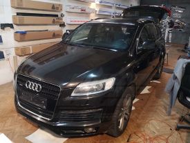 Audi Q7 autófóliázás: Avery gloss metallic black cb1600001 autó fóliával 5