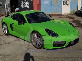Porsche Cayman autófóliázás: Avery gloss grass green cb1670001 autó fóliával 01