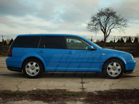 Volswagen Golf IV kombi autófóliázás: Avery gloss intense blue cb1690001 autó fóliával 4