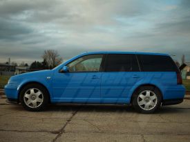 Volswagen Golf IV kombi autófóliázás: Avery gloss intense blue cb1690001 autó fóliával 6