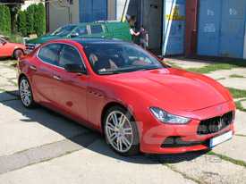 Maserati Ghimbli autófóliázás: Avery Gyöngyház Vörös autó fóliával 01